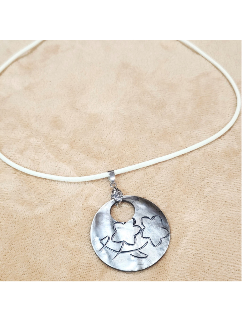 Mother of Pearl carved flower pendant necklace